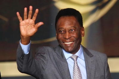 Pelé é internado em Paris após passar mal, diz rádio francesa