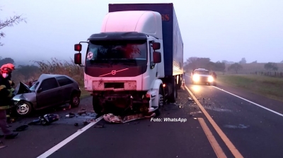 Idoso morre após acidente entre carro e caminhão na região