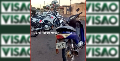 PM procura dono de moto que era pilotada por menor
