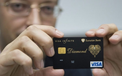 Juro do cartão de crédito se aproxima de 300% ao ano