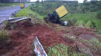 Grave acidente na SP-294 deixa motorista ferido
