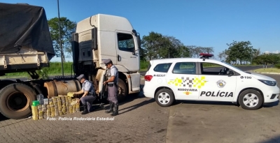 Polícia Rodoviária apreende carregamento de drogas em fundo falso de carreta