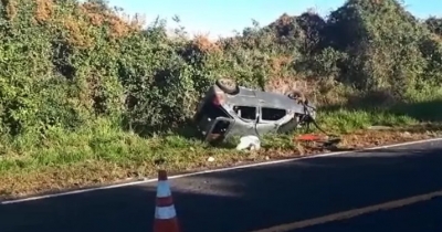 Mãe e filha morrem após motorista perder controle e carro capotar em rodovia