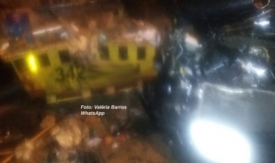 Caçamba em avenida causa dois acidentes