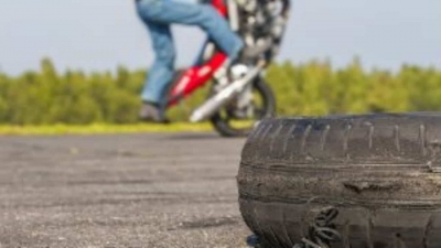 Motociclista sem habilitação é detido pela PM após empinar moto. Comparsa fugiu