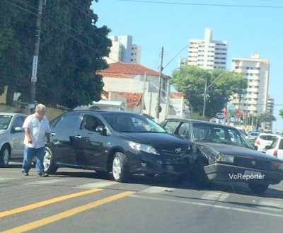 Colisão entre carros deixa trânsito lento no centro