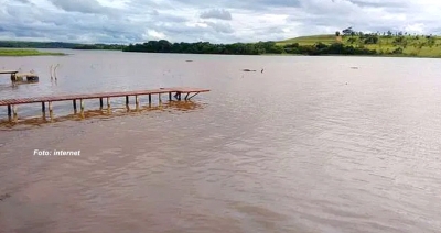 Barco com pescadores vira na região e causa morte de um deles