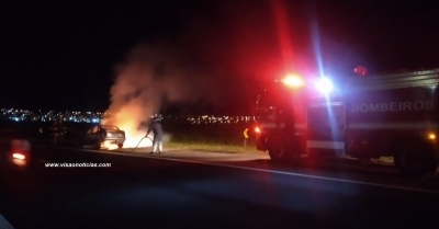 Carro é destruído por incêndio na rodovia do Contorno em Marília