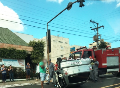 Acidente no centro: carro fica de rodas para cima