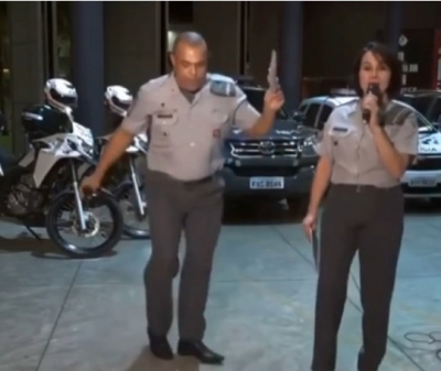 Capitão da PM faz passinho de dança em live solidária e viraliza