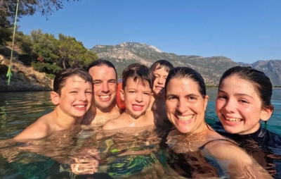 Família faz viagem pelo mundo antes que filhos percam a visão