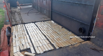 Caminhoneiro uruguaio é preso transportando quase 900 kg de maconha, na região