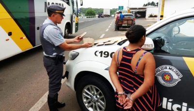 Mulher aproveita gravidez para transportar droga na cintura