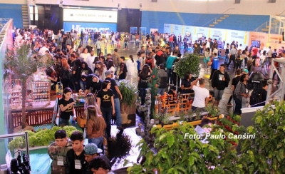 "Unimar Aberta": feira das profissões recebe milhares de estudantes do ensino médio