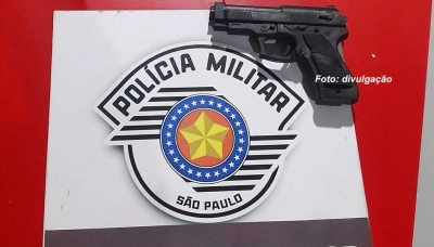 Rapaz é preso pela Polícia Militar com arma de brinquedo