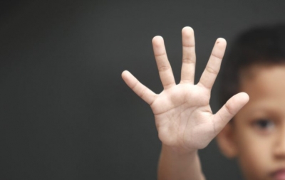 Menino de 7 anos morre após ser espancado pelo pai por abrir geladeira sem ordem 