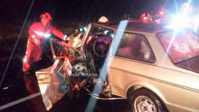 Acidente envolvendo carro de Marília mata uma pessoa na rodovia SP-294. 