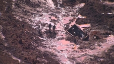 Rompimento de barreira          em mina soterra trabalhadores