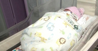 Mulher tem bebê e o esconde dentro de guarda-roupas