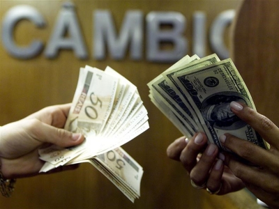 Dólar se aproxima de R$ 4,10, maior valor desde fevereiro de 2016