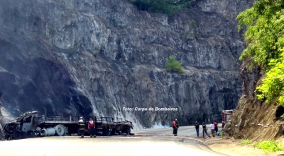 PRF começa a liberar BR-153 após caminhão pegar fogo na serra de Ocauçu