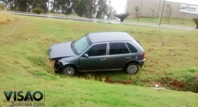 Carro cai em vala na rodovia durante chuva