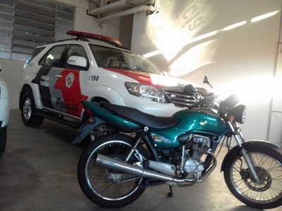 Menor tenta vender moto furtada na internet e é detida