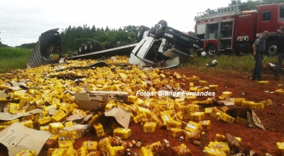 Carreta de Marília carregada com cerveja tomba na rodovia