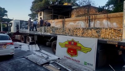 Falta de cinto de segurança leva Polícia Rodoviária a apreender 2,3 toneladas de maconha