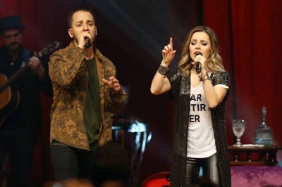 Sandy e Júnior cantam juntos 11 anos após fim da dupla