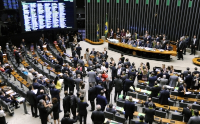 Câmara inicia sessão para votar parecer de denúncia contra Temer