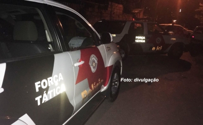 Força Tática prende dupla começando mais uma noite de tráfico