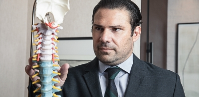 Médico formado na Unimar é renomado cirurgião de coluna e autor de livro sobre vida plena