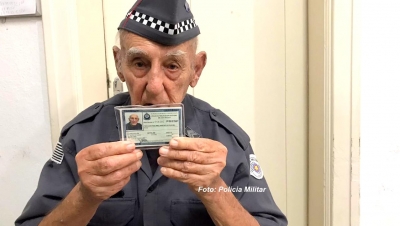 Honrando a farda: aos 94 anos, PM faz questão de renovar sua carteira funcional
