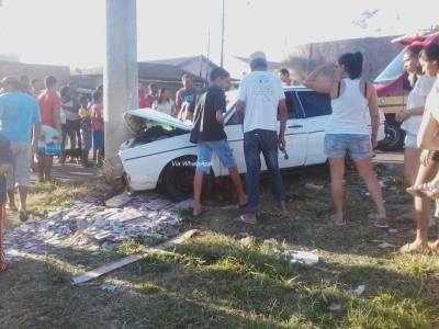 Motorista fica gravemente ferido após colisão contra poste