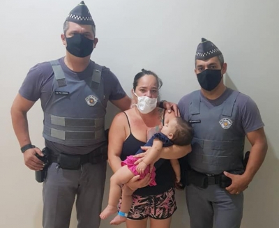Policiais militares salvam bebê engasgada com biscoito
