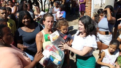 Fundo Social de Marília entrega cestas básicas e panetones