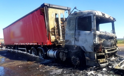 Carreta carregada com cerveja pega fogo em rodovia na região