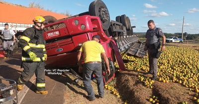 Caminhão carregado com laranjas capota e provoca morte de motorista