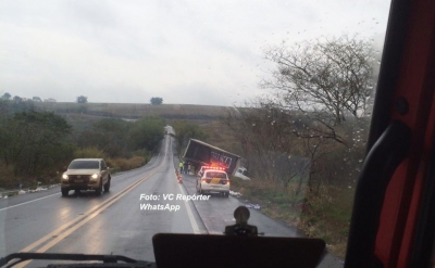 Caminhoneiro de Marília sofre acidente na SP-333