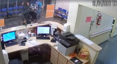 Sem atendimento, homem coloca fogo em hospital. Veja o vídeo!