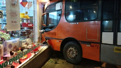 Ônibus desgovernado atinge loja, na região