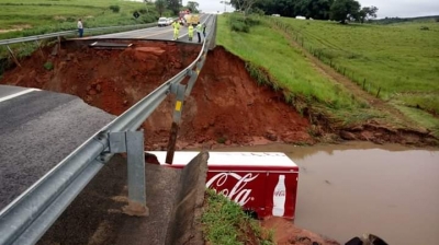 Chuva abre cratera na SP-333 e engole dois veículos e mata funcionário de concessionária