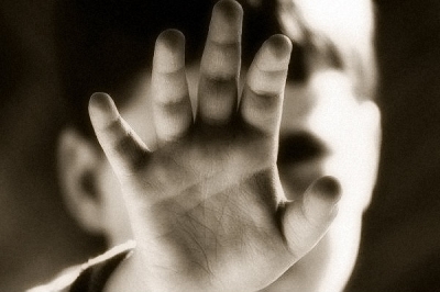 Pai ameaça filho de morte e arrasta menino pendurado na janela de carro