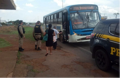 PRF manda motorista voltar e pegar idosos na parada