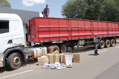 Carreta com carga de cigarros é apreendida
