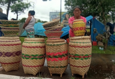 Mulheres kaingangs vendem seu artesanato em Marília 