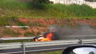 Perigo: carro pega fogo na rodovia do Contorno