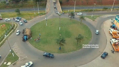 Caminhão tomba em rotatória na zona norte 