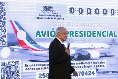 Presidente do México apresenta bilhete para rifa de avião oficial
